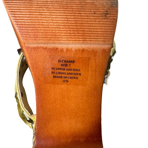 Steve Madden Girl Sandals Woman's Size 7 Spike Yellow Studded Block Heel Shoes - Picture 14 of 14